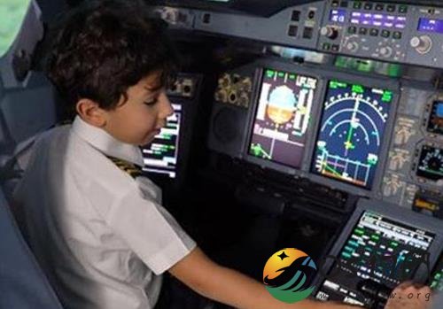 6岁男孩开飞机上天 从小励志要当一名飞行员