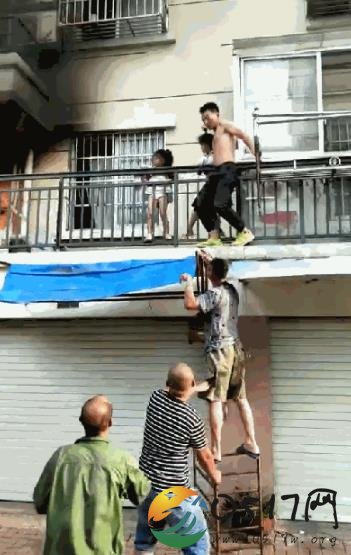 男子爬楼砸窗救出女童 究竟发生了什么事情