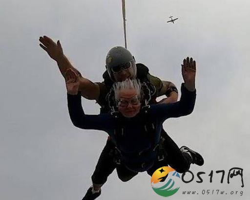 82岁老奶奶高空跳伞 为这位老奶奶的勇气点赞