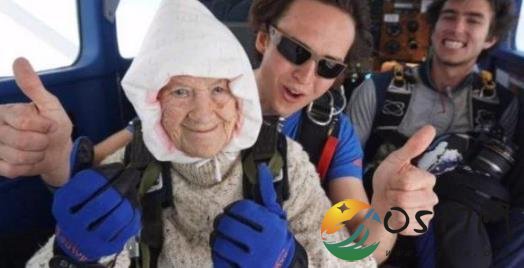 102岁奶奶玩跳伞破纪录 这位奶奶真的好厉害啊