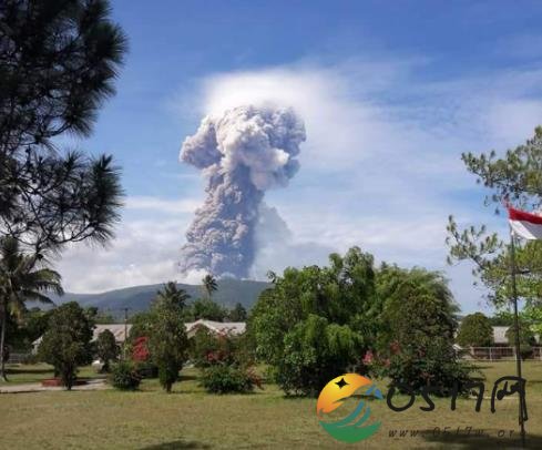 印尼苏拉威西岛火山爆发 看着照片都觉得恐怖