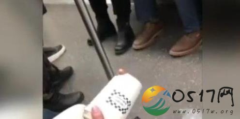 女子地铁点燃纸杯 难道不知道公众场合不能这么做吗